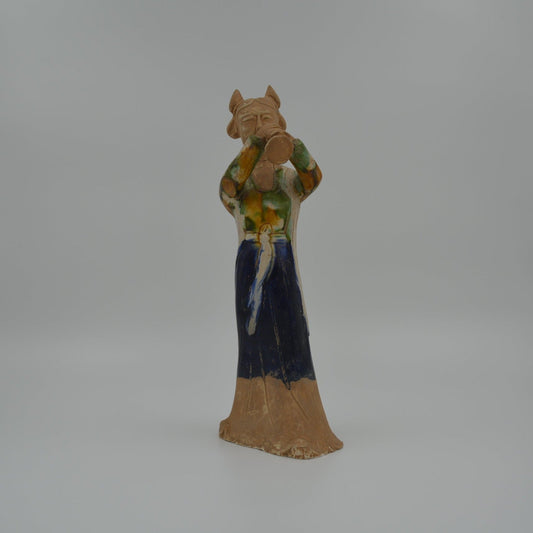 Antique Chinese Tang Dynasty Majolica Figure with Trumpet | Antiek Chinees Majolica Beeld met Trompet - antique-vintagedepot