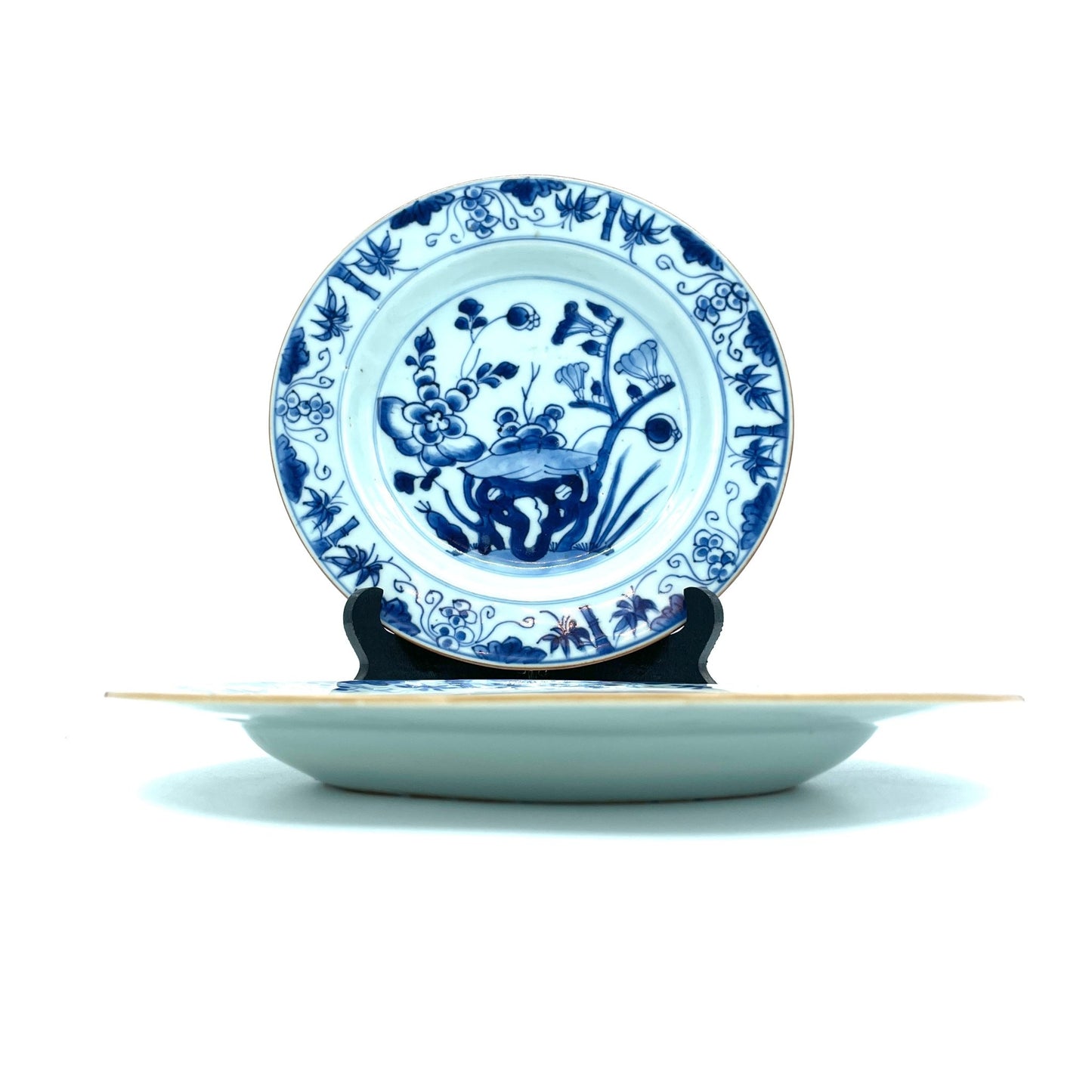Twee Antieke Chinese Blauwwit Borden met Bloemdecor - antique-vintagedepot