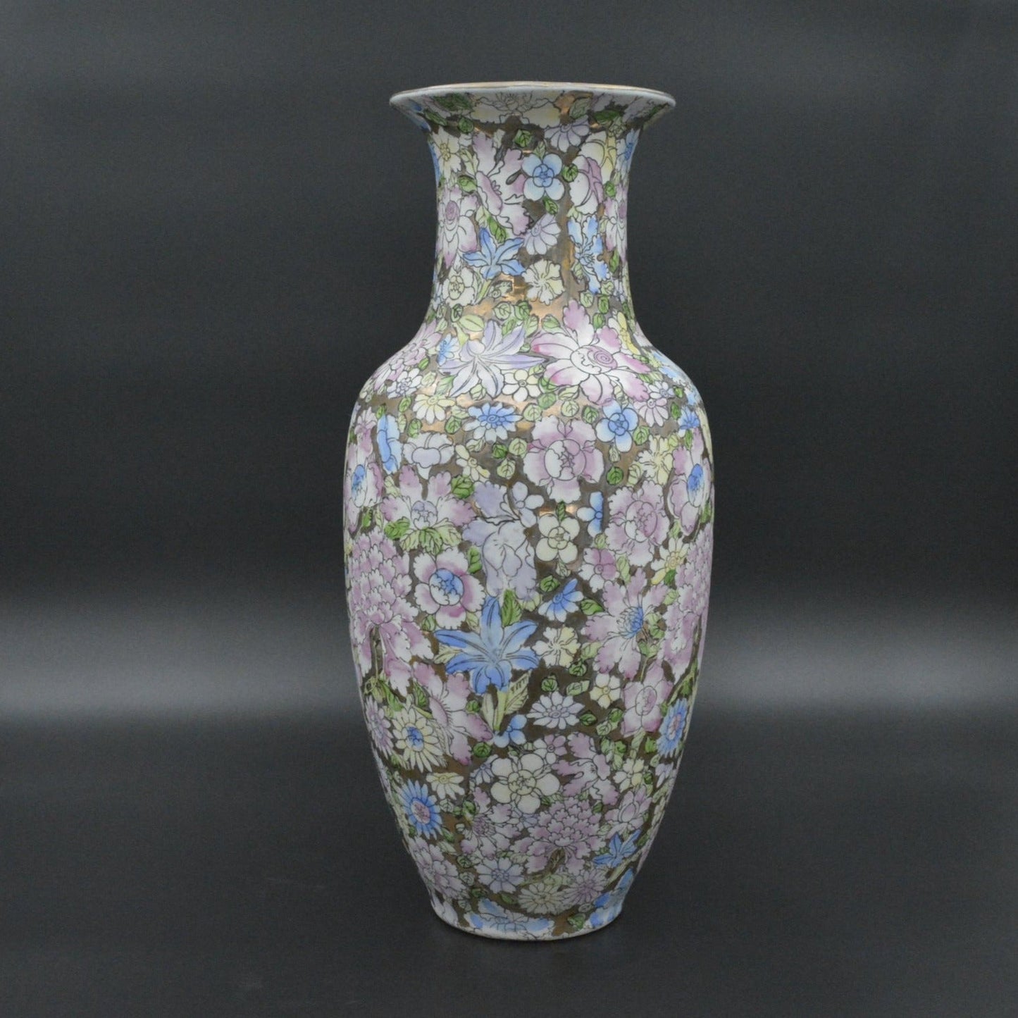 A Pair of Antique Mille Fleurs Vases, Qianlong period | Twee Antieke Mille Fleurs Vazen uit de Qianlong periode