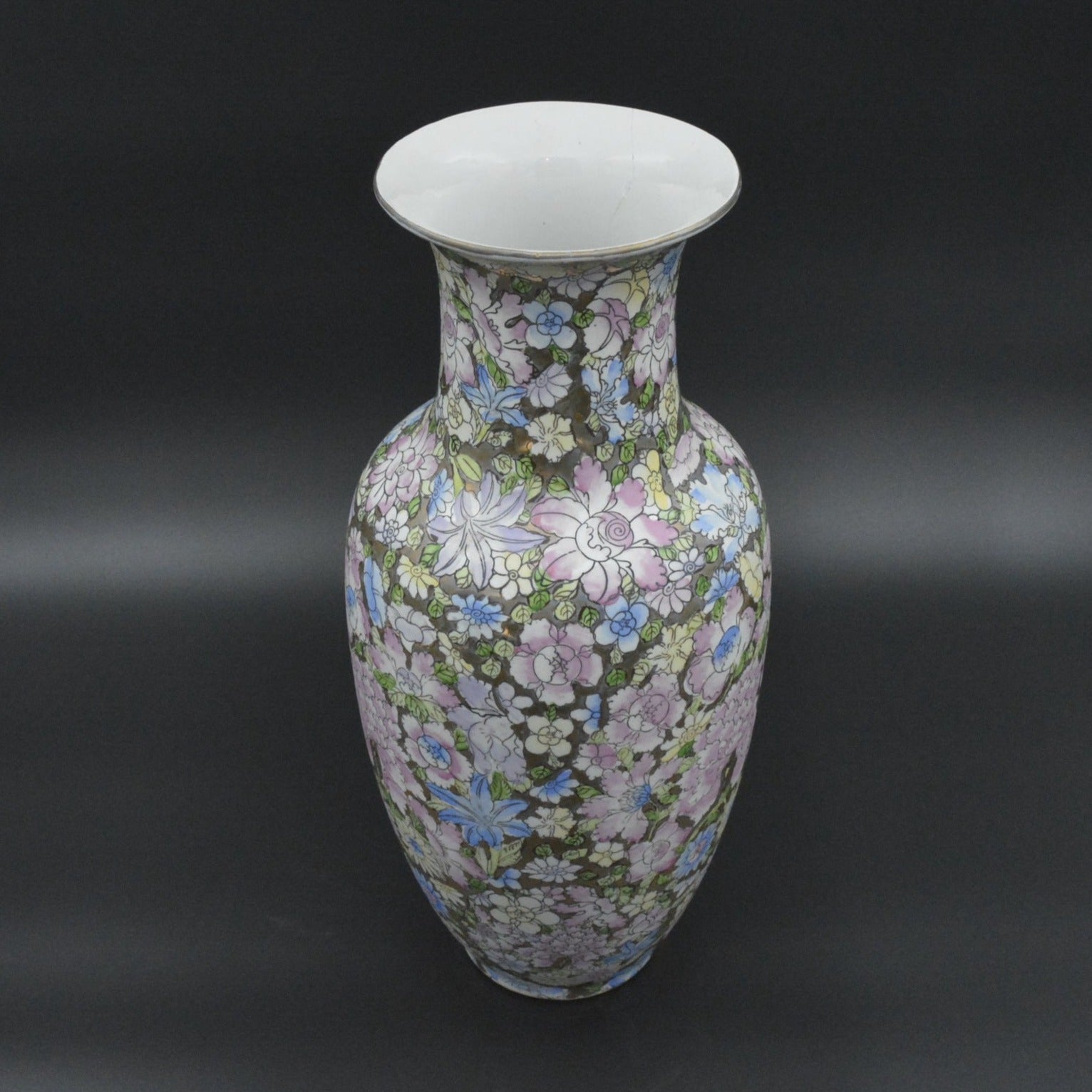 A Pair of Antique Mille Fleurs Vases, Qianlong period | Twee Antieke Mille Fleurs Vazen uit de Qianlong periode