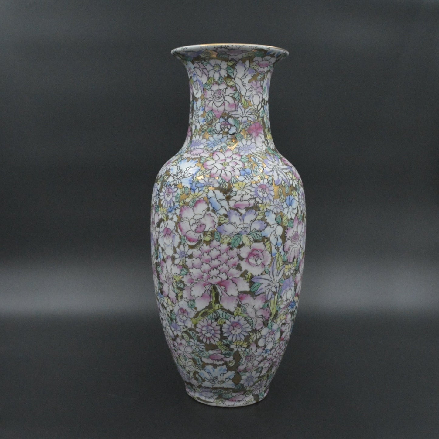 A Pair of Antique Mille Fleurs Vases, Qianlong period | Twee Antieke Mille Fleurs Vazen uit de Qianlong periode