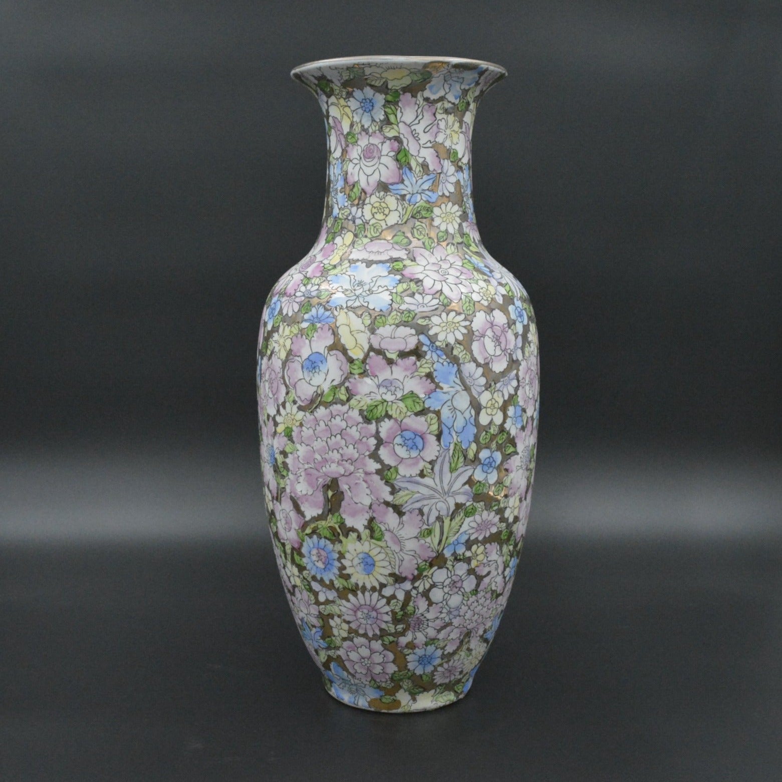 A Pair of Antique Mille Fleurs Vases, Qianlong period | Twee Antieke Mille Fleurs Vazen uit de Qianlong periode