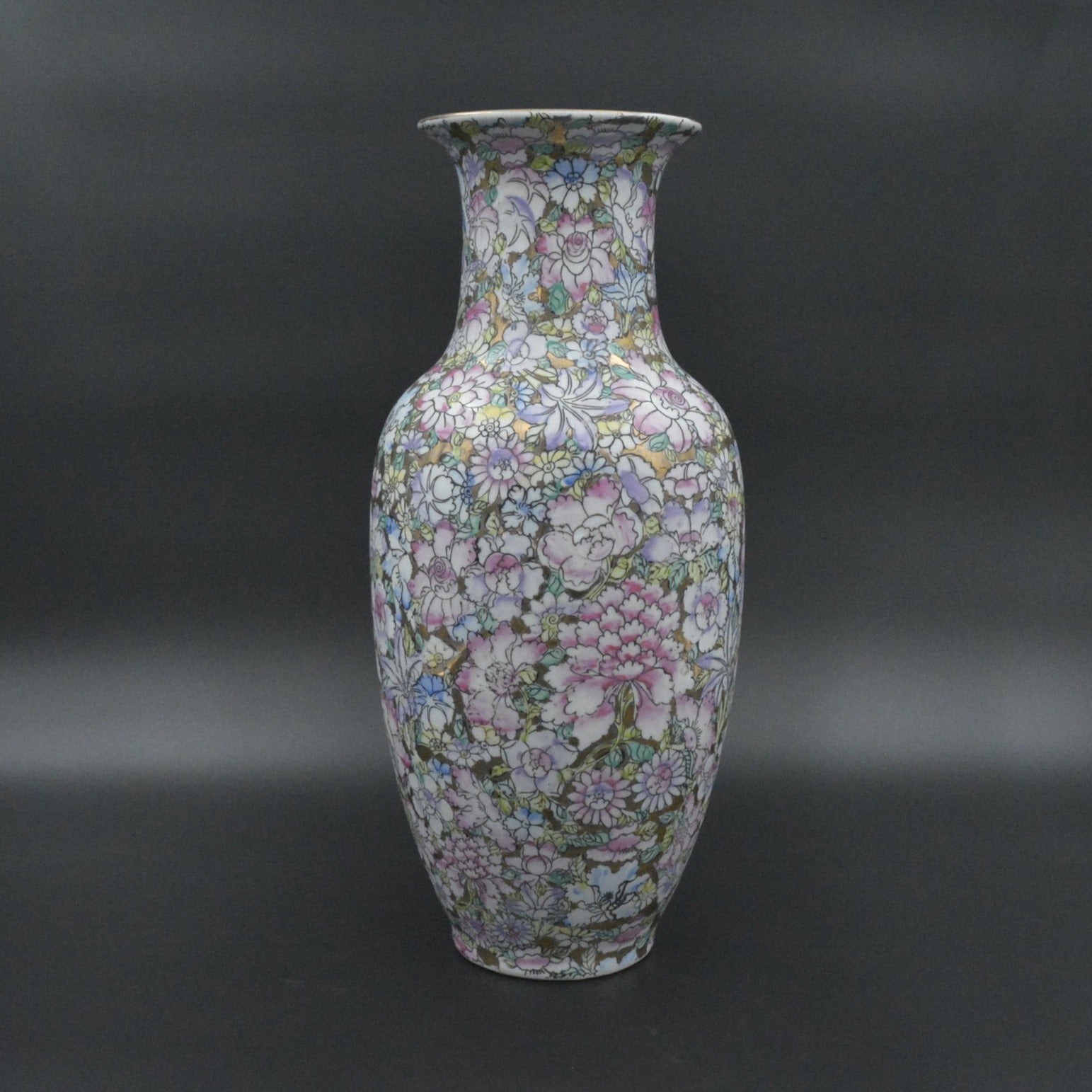 A Pair of Antique Mille Fleurs Vases, Qianlong period | Twee Antieke Mille Fleurs Vazen uit de Qianlong periode