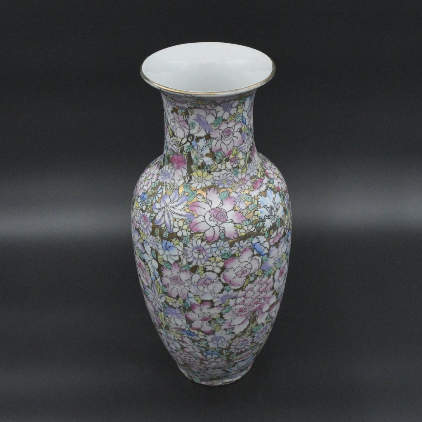 A Pair of Antique Mille Fleurs Vases, Qianlong period | Twee Antieke Mille Fleurs Vazen uit de Qianlong periode