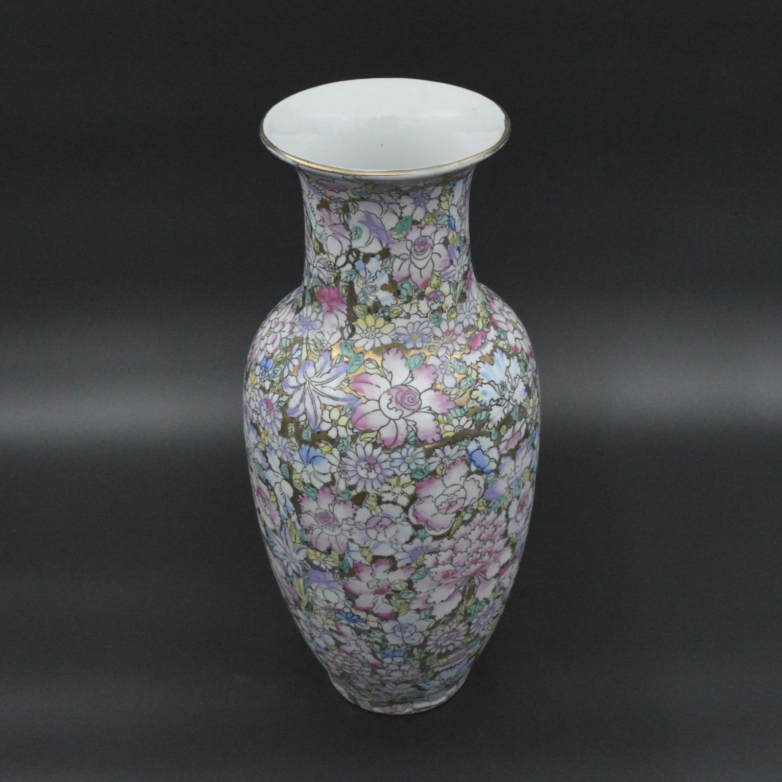 A Pair of Antique Mille Fleurs Vases, Qianlong period | Twee Antieke Mille Fleurs Vazen uit de Qianlong periode