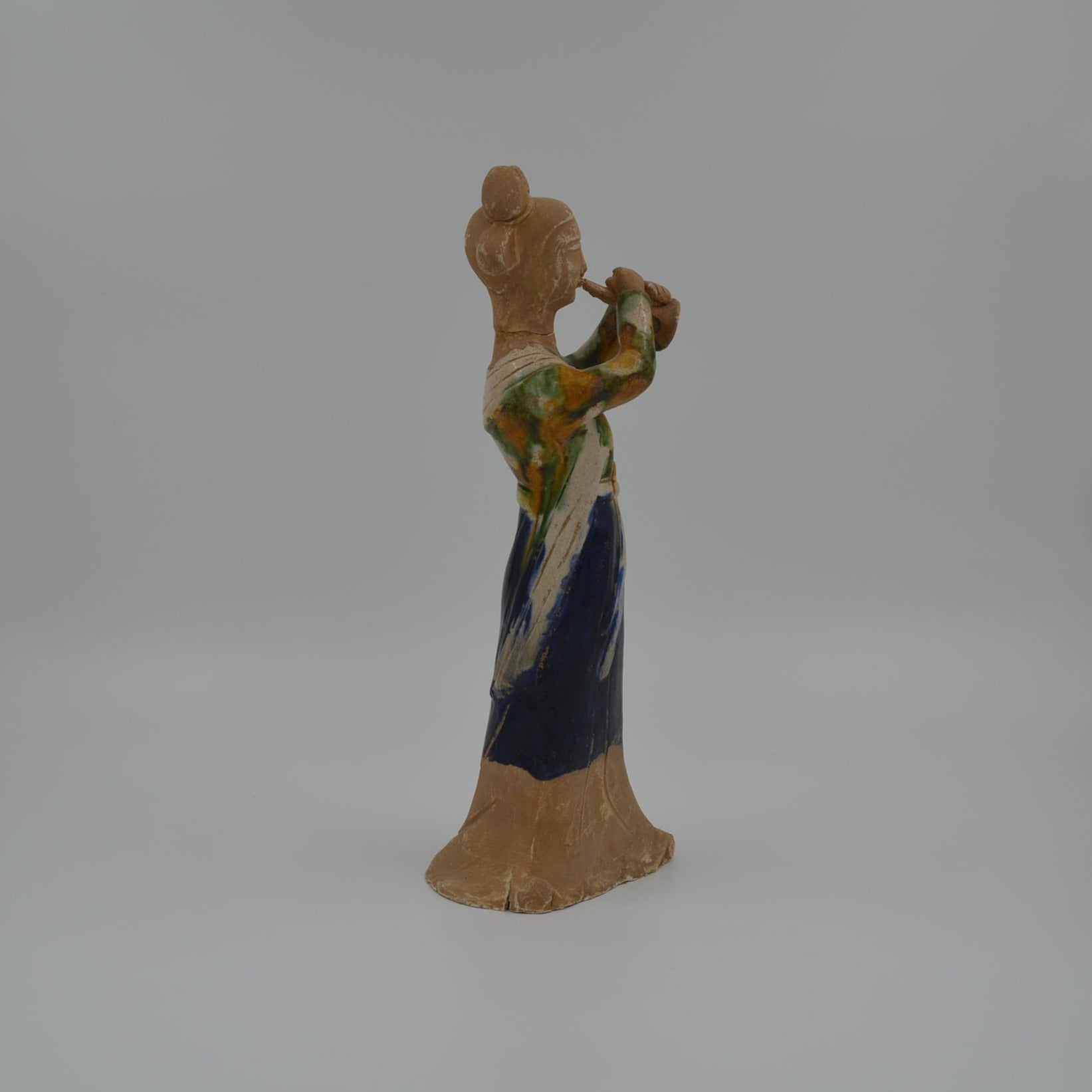 Antique Chinese Tang Dynasty Majolica Figure with Trumpet | Antiek Chinees Majolica Beeld met Trompet - antique-vintagedepot