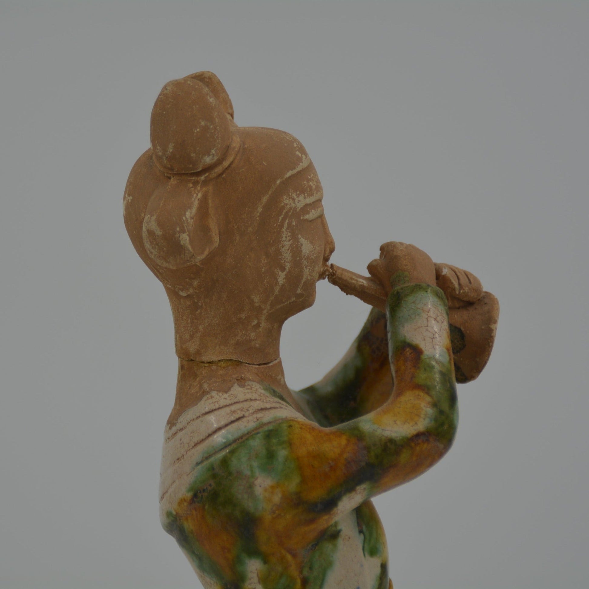 Antique Chinese Tang Dynasty Majolica Figure with Trumpet | Antiek Chinees Majolica Beeld met Trompet - antique-vintagedepot