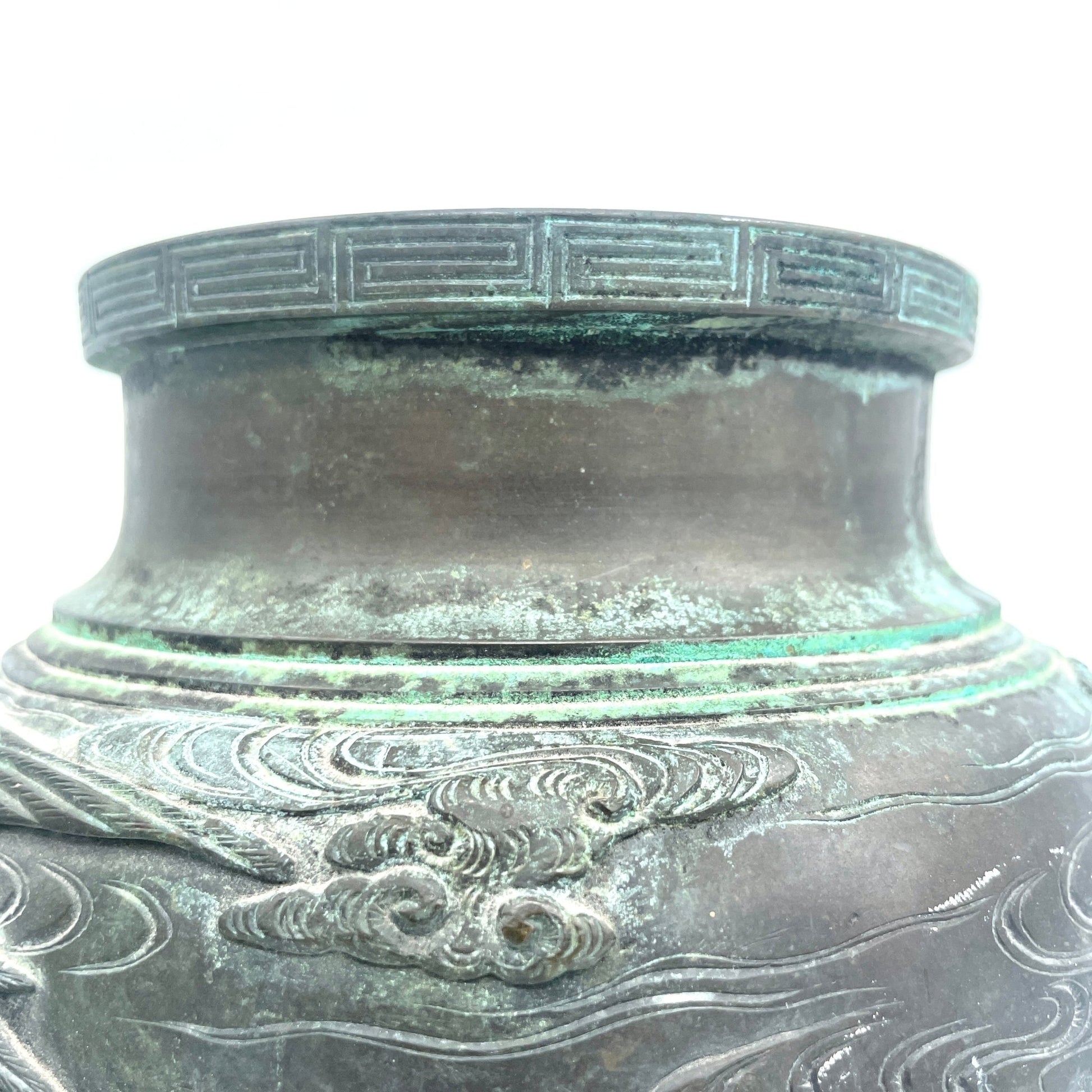 Grote Japanse Bronzen Vaas met Hoog Reliëf - antique-vintagedepot